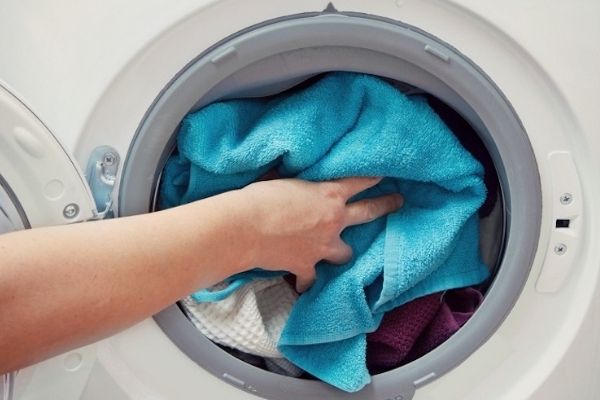 Vệ sinh máy giặt định kỳ để khử trùng quần áo