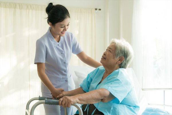 Y tá và điều dưỡng có nhiệm vụ chăm sóc sức khoẻ cho bệnh nhân nhưng phạm vi công việc và chức năng lại có sự khác biệt